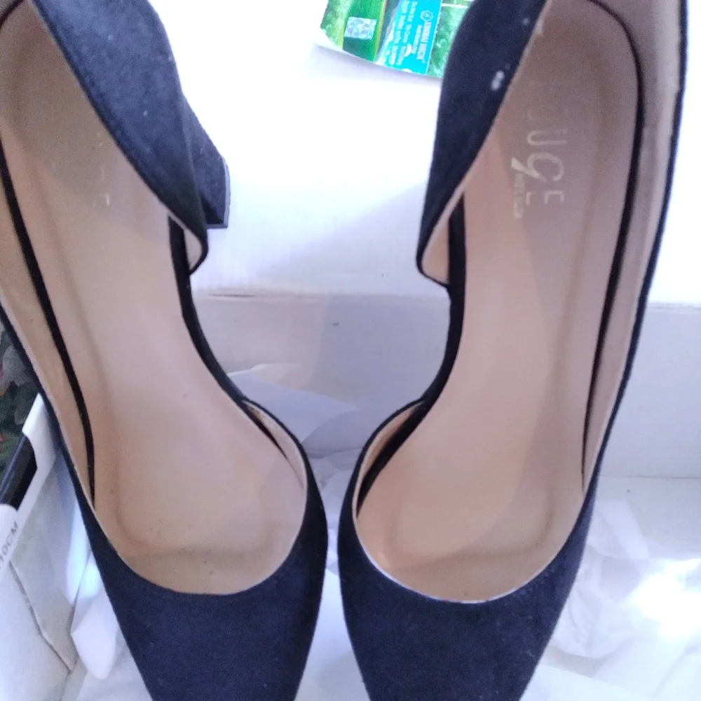 Suede heels, almost new. Worn 2 times. Preowned in excelente conditions. - Picture 2 of 3